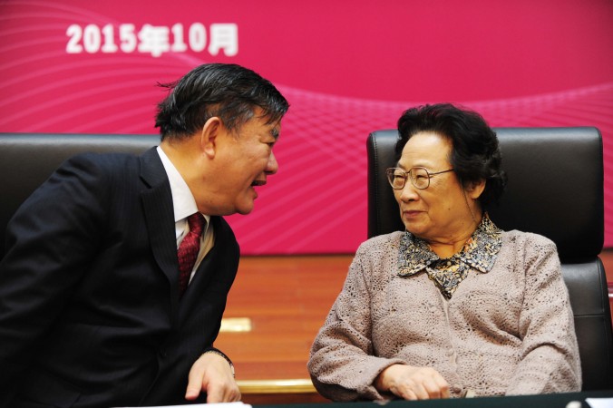 Ту Юю (справа), первая китаянка, получившая Нобелевскую премию, на симпозиуме китайской комиссии по здравоохранению и планированию семьи, 8 октября 2015 года. Фото: STR/AFP/Getty Images | Epoch Times Россия