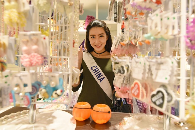 Маленькая «Мисс Китай» на шопинге в Токио 23 октября. Фото: TORU YAMANAKA/AFP/Getty Images | Epoch Times Россия