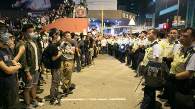 Протестующие снова вернулись на улицы Гонконга