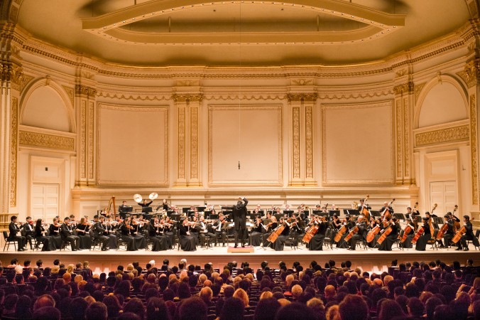 Симфонический оркестр Shen Yun выступает в Карнеги-Холл 5 октября 2013 года. Фото: Dai Bing/Epoch Times | Epoch Times Россия