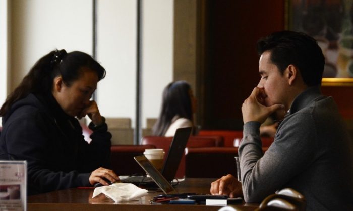 Пекинцы используют свои ноутбуки в кафе в Пекине в ноябре 2012 г. (Ван Чжао / AFP / Getty Images) | Epoch Times Россия