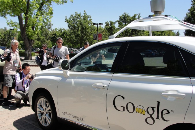 Самоуправляемый автомобиль Google едет по городу Маутин-Вью, Калифорния, 13 мая 2014 года. Фото: Glenn Chapman/AFP/Getty Images | Epoch Times Россия