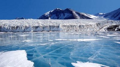 Россияне отправятся в Антарктиду рассматривать метеориты в «голубом льду»