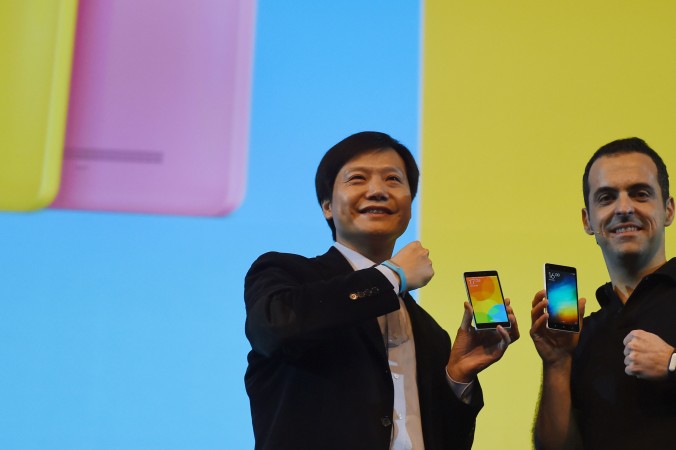 CEO Xiaomi Global Лэй Цзинь (слева) и вице-президент Xiaomi Global Уго Барра на мероприятии в Нью-Дели 23 апреля. Пользовательское соглашение Xiaomi от 2015 г. Требует, чтобы клиенты следовали стандартам китайского режима по цензуре. Фото: Money Sharma/AFP/Getty Images | Epoch Times Россия