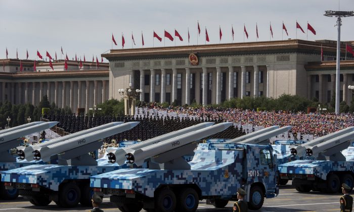 Китайские ракеты выставлены на грузовиках возле площади Тяньаньмэнь во время военного парада в Пекине 3 сентября 2015 г. (Кевин Фрайер / Getty Images) | Epoch Times Россия