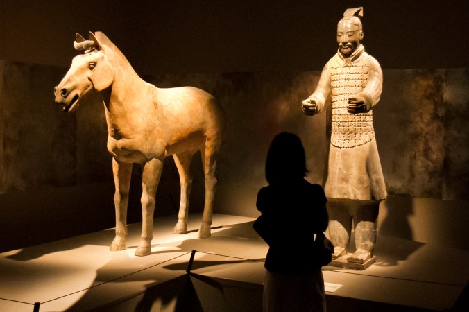 Китайский терракотовый воин с лошадью из гробницы императора Цинь Шихуана. Фото: Public Domain | Epoch Times Россия