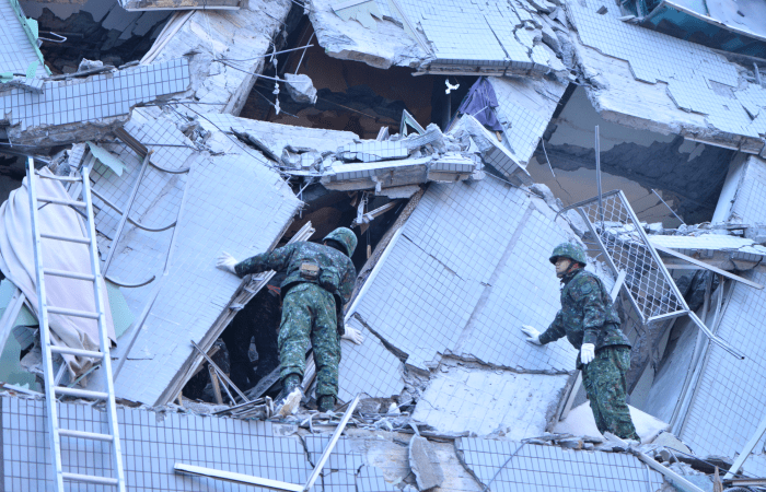 Солдаты на месте обрушения здания Золотого Дракона Вэй-гуань в Тайнане, Тайвань, 6 февраля 2016 г. (Хуан Пучен / Epoch Times) | Epoch Times Россия