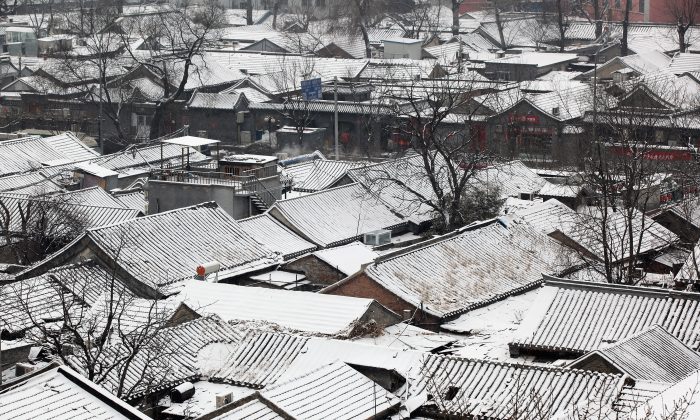 Заснеженный хутонг, или традиционный район, в Пекине, Китай, 10 февраля 2011 г. (Feng Li / Getty Images) | Epoch Times Россия