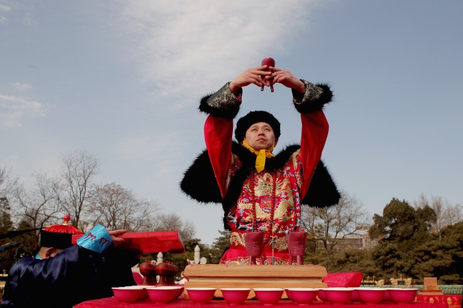 Актёр исполняет роль императора, инсценировка древней церемонии в парке Житань в Пекине, 21 марта 2011 г. Фото: Lintao Zhang/Getty Images | Epoch Times Россия