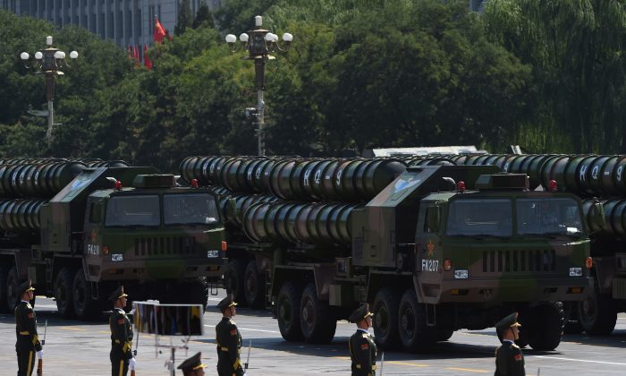 Зенитные ракетные установки HQ-9 Народно-освободительной армии Китая во время военного парада на площади Тяньаньмэнь в Пекине 3 сентября 2015 г. (Greg Baker / AFP / Getty Images) | Epoch Times Россия