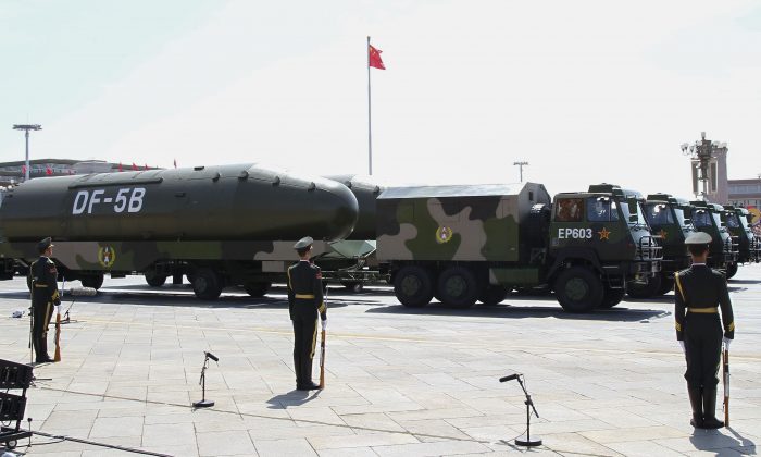 Китайские военные демонстрируют свои ракеты DF-5B во время военного парада на площади Тяньаньмэнь в Пекине 3 сентября 2015 года. Китайский режим может поставить свои ядерные силы в состояние повышенной готовности. (Rolex Dela Pena / AFP / Getty Images) | Epoch Times Россия