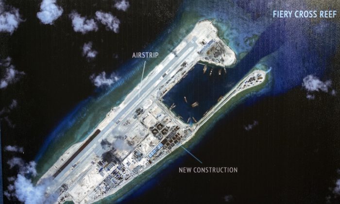 Остров, который Китай строит на рифе Огненного Креста в Южно-Китайском море. Китайский режим сейчас размещает в регионе оружие 