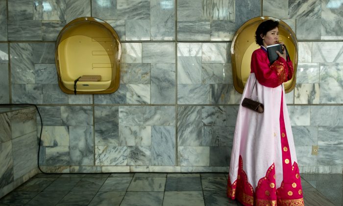 Северокорейская женщина в традиционной одежде в Пхеньяне, 13 апреля 2012 г. (Jones / AFP / Getty Images) | Epoch Times Россия