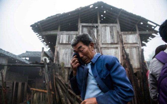 Пожилой мужчина плачет перед поврежденным домом в отдаленной деревне в пострадавшем от землетрясения районе Яань на юго-западе Китая, 23 апреля 2013 г. (STR / AFP / Getty Images) | Epoch Times Россия