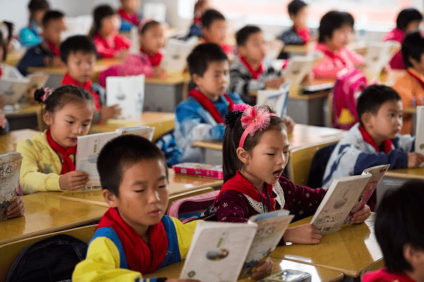 Китайские школьники на уроке 8 октября 2015 г. (JOHANNES EISELE / AFP / Getty Images) | Epoch Times Россия