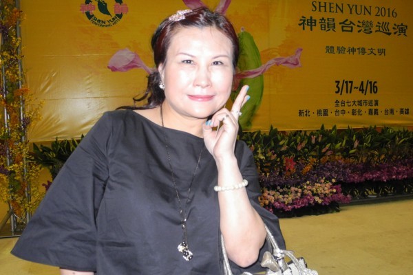 Г-же Цзянь Фан-Хе нравится божественное вдохновение, которое она получила от шоу Shen Yun. Она является президентом буддийской благотворительной организации в Тайчжуне. (Длинный клык / Великая эпоха) | Epoch Times Россия