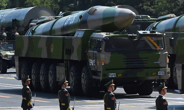 Военные машины с баллистическими ракетами DF-26 участвуют в военном параде на площади Тяньаньмэнь в Пекине 3 сентября 2015 г. (Greg Baker / AFP / Getty Images) | Epoch Times Россия