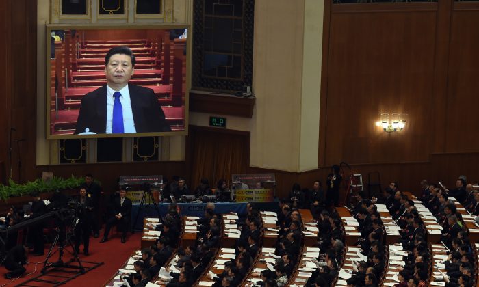Китайский лидер Си Цзиньпин на экране, когда он готовится к речи в Большом зале народных собраний в Пекине 3 марта 2016 г. (Грег Бейкер / AFP / Getty Images) | Epoch Times Россия