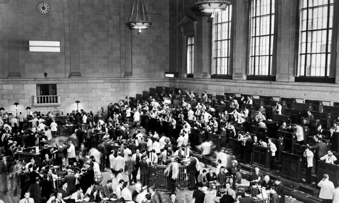 Трейдеры спешат на Уолл-стрит, когда Нью-Йоркская фондовая биржа обрушилась, вызвав массовую атаку банков, распространившуюся по стране в октябре 1929 года, когда начался крах фондовой биржи. (ВЫКЛ / AFP / Getty Images) | Epoch Times Россия