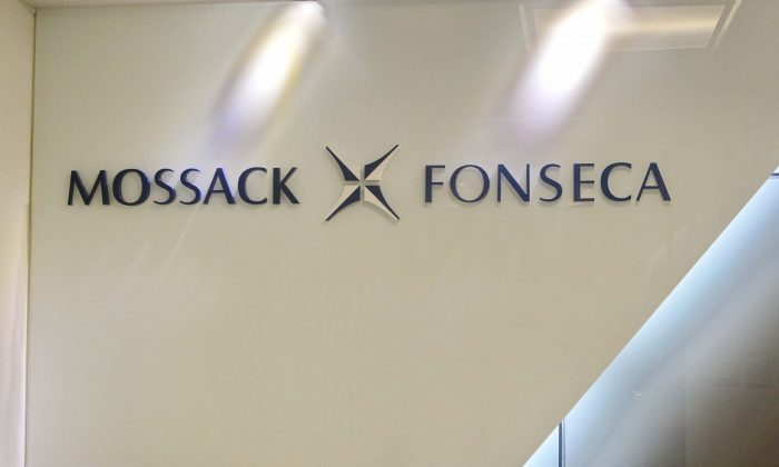 Название Mossack Fonseca в своем офисе в Гонконге, апрель 2016 г. (Song Xianglong / Epoch Times) | Epoch Times Россия