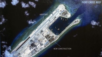Китайский истребитель преследовал американский эсминец в Южно-китайском море