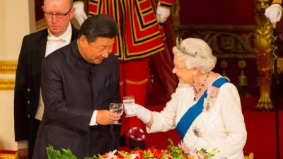 Китайская газета обвинила Великобританию в «варварстве» после критических замечаний королевы