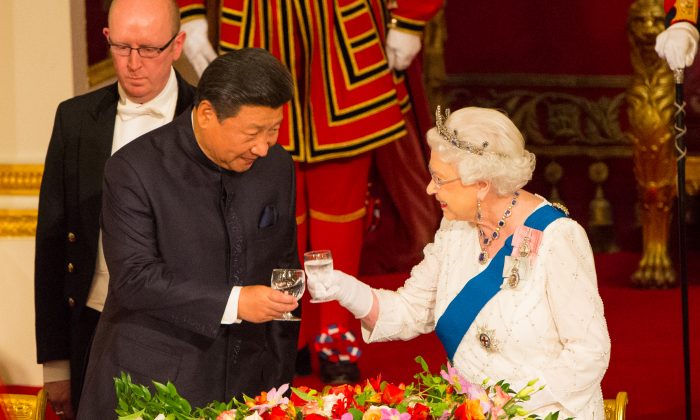 Китайский лидер Си Цзиньпин (слева) и королева Великобритании Елизавета II на государственном банкете в Букингемском дворце в Лондоне 20 октября 2015 г. (Доминик Липински / WPA Pool / Getty Images) | Epoch Times Россия