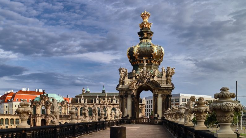 Цвингер окружен 60-метровой балюстрадой, усеянной статуями. Он пересекает главный вход, Коронную башню, увенчанную польской королевской короной, которую носят орлы. (Шарль Махо) | Epoch Times Россия