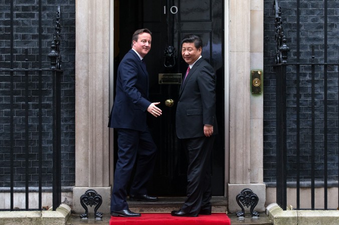 Премьер-министр Великобритании и Северной Ирландии Дэвид Кэмерон (слева) и лидер Китая Си Цзиньпин прибыли на Даунинг-стрит, 10, Лондон, 21 октября 2015 года. С выходом Британии из ЕС Китай теряет своего главного союзника в Европе. Фото: Carl Court/Getty Images | Epoch Times Россия