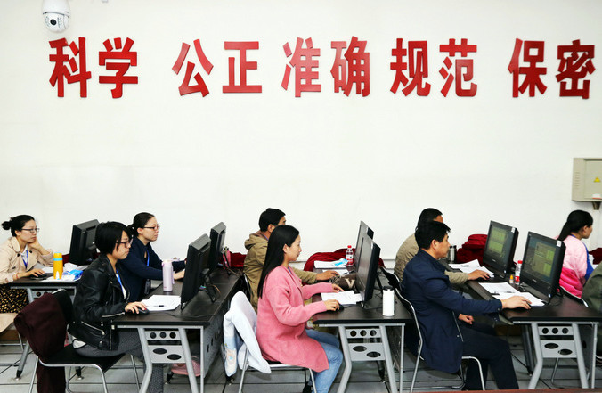 Китайские школьники сдают гаокао. Фото: STR/AFP/Getty Images | Epoch Times Россия