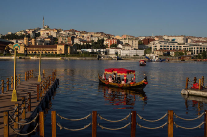 Катание на лодках в бухте «Золотой Рог», Турция. Фото: Chris McGrath/Getty Images | Epoch Times Россия