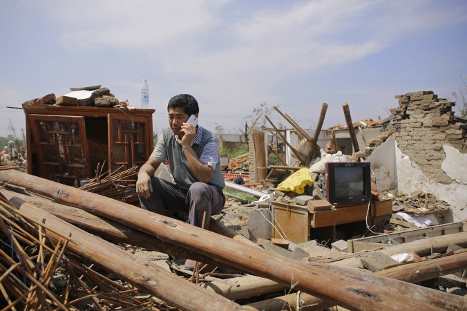 Крестьянин перед разрушенным домом в деревне Даньпин, провинция Цзянсу. Ураган в Цзянсу 23 июня унёс жизни 99 человек. Фото: Wang He/Getty Images | Epoch Times Россия