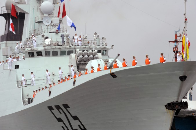 Моряки ВМС Китая на палубе китайского военного корабля в международном порту в Маниле 13 апреля 2010 года. Китай недавно направил три военных корабля в Танзанию. Фото: Ted Aljibe/AFP/Getty Images | Epoch Times Россия