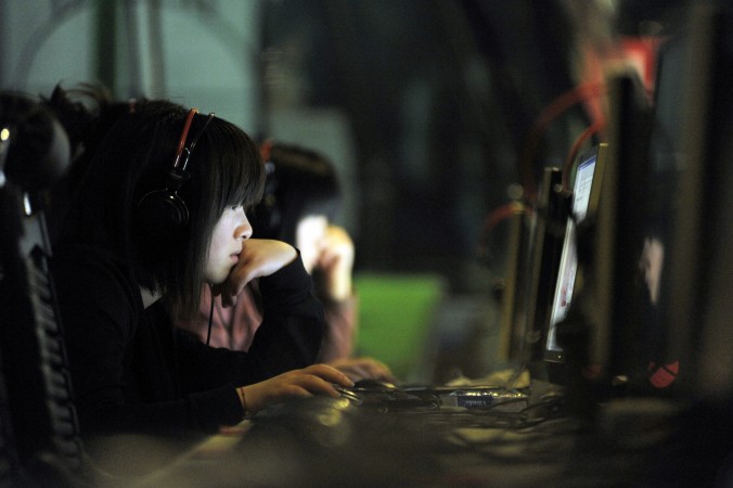Китайские девушки в интернет-кафе в Пекине, 11 мая 2011 года. Фото: Gou Yige/AFP/Getty Images | Epoch Times Россия