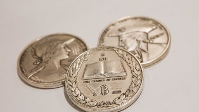 ИГИЛ чеканит свои золотые монеты