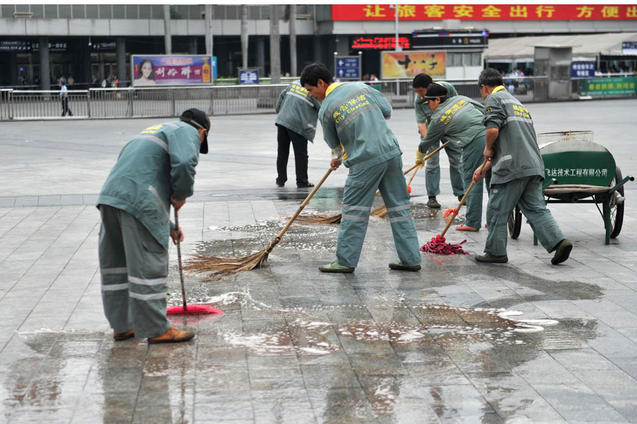 Работники коммунальных служб отмывают следы инцидента. В недавней резне в южном мегаполисе Гуанчжоу, к счастью, никто не погиб. Фото: STR/AFP/Getty Images | Epoch Times Россия