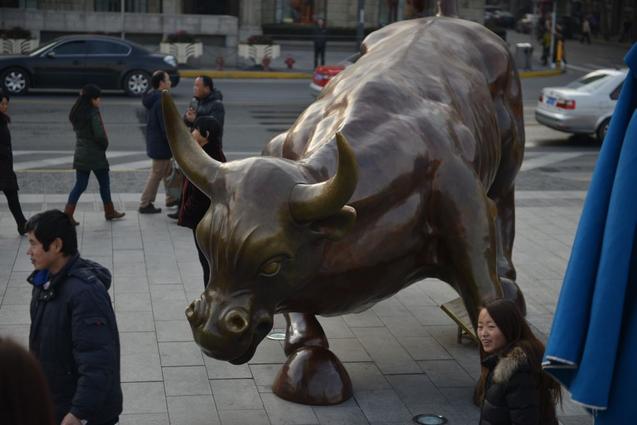 От нисходящего тренда не помогла даже бронзовая копия быка с Уолл-стрит, установленная перед Шанхайской фондовой биржей. Фото: PETER PARKS/AFP/Getty Images | Epoch Times Россия