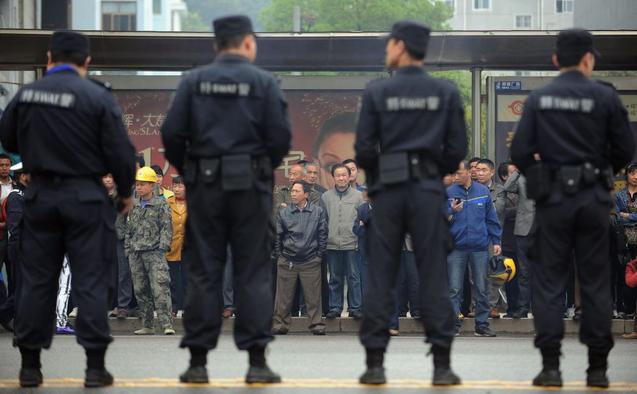 Люди ожидают у здания суда итогов процесса над Лю Ханем, магнатом горнодобывающей отрасли, Сяньнин, провинция Хубэй, 31 марта 2014 года. Фото: STR/AFP/Getty Images | Epoch Times Россия