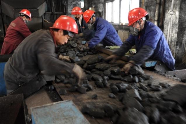 2014 станет тяжёлым для угольной промышленности Китая. Фото: STR/AFP/Getty Images | Epoch Times Россия