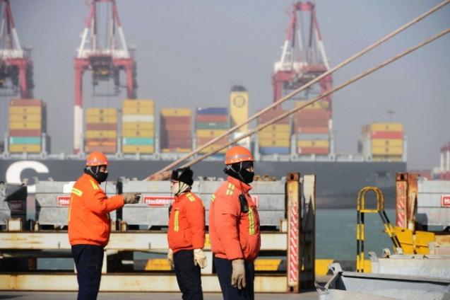 Снижающийся экспорт и импорт Китая тянет вниз всю морскую мировую торговлю. Фото: STR/Getty Images | Epoch Times Россия
