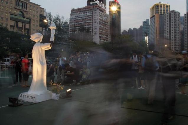 Так отмечали 20-ю годовщину событий на площади Тяньаньмэнь в Гонконге. Посмотрим, что будет завтра, в день 25-летия. Фото: MN Chan/Getty Images | Epoch Times Россия