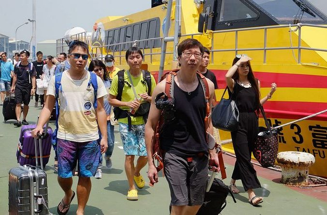 Туристы покидают Тайвань в преддверии тайфуна «Меранти». Фото: SAM YEH/AFP/Getty Images | Epoch Times Россия