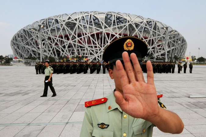 Китайский военный запрещает фотографировать на репетиции военного парада перед началом Олимпийских игр 2008 года в Пекине. Фото: Mark Ralston/AFP/Getty Images | Epoch Times Россия
