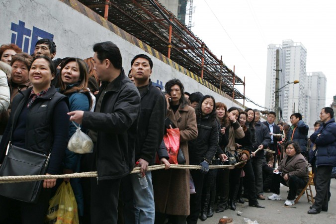Очередь на покупку квартир в Шанхае, Китай, 2 марта 2005 года. Фото: China Photos/Getty Images | Epoch Times Россия