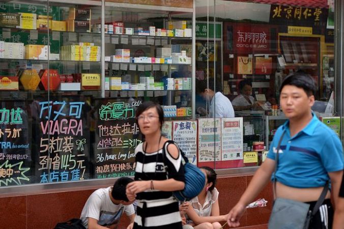 Аптека в Пекине. Фото: MARK RALSTON/AFP/Getty Images | Epoch Times Россия