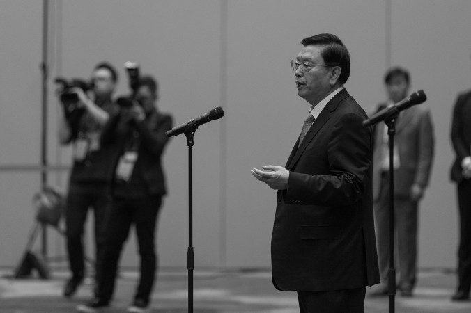 Член Постоянного комитета Политбюро Чжан Дэцзян в Центральном правительственном учреждении в Гонконге 19 мая 2016 г. Фото: Jerome Favre/AFP/Gettyy Images | Epoch Times Россия