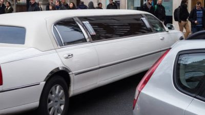 Свадебные лимузины заполнили улицы осенней Москвы
