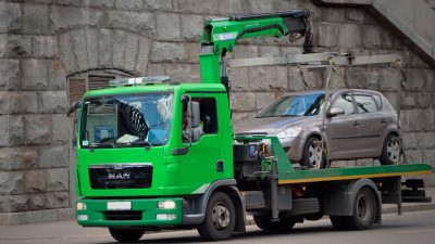 В Москве понизят тарифы за эвакуацию машин на штрафстоянку
