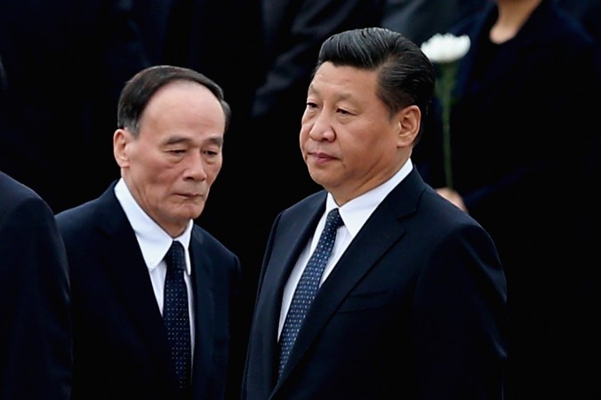 Китайский лидер Си Цзиньпин (справа) и Ван Цишань в Пекине 30 сентября 2014 г. фото: Feng Li/Getty Images | Epoch Times Россия