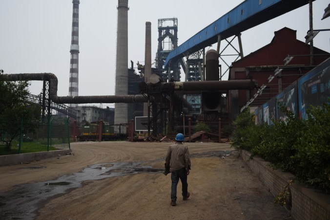 Заброшенные здания металлургического завода в Пекине, 28 мая 2015 г. Фото: Greg Baker/AFP/Getty Images | Epoch Times Россия
